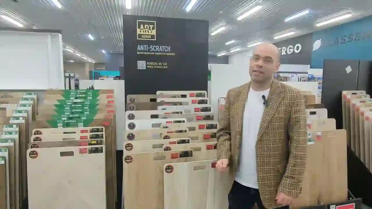 Сергей из DISORT рассказывает об ARMOR рядом со стендом с образцами